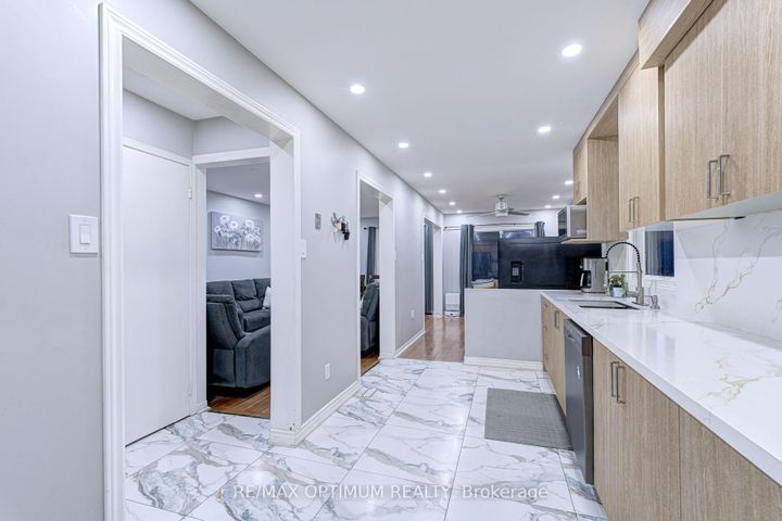 Photo 15 at 108 Timberlane Drive, Fletcher's Creek South, Brampton