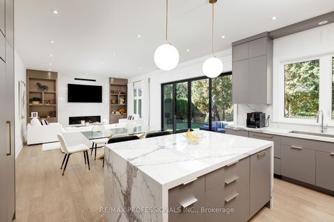 Photo 17 at 2B Fairway Road, Rosethorn, Toronto