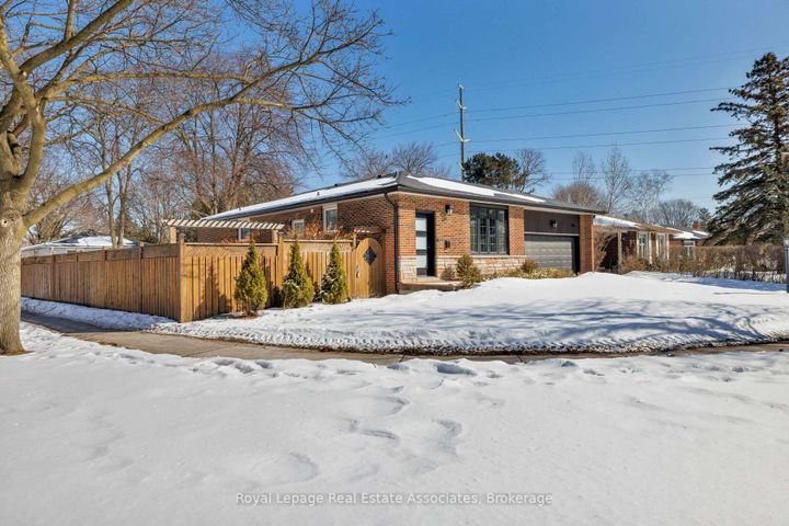 Photo 3 at 1898 Barsuda Drive, Clarkson, Mississauga