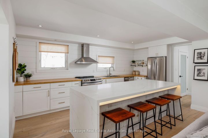 Photo 5 at 1898 Barsuda Drive, Clarkson, Mississauga