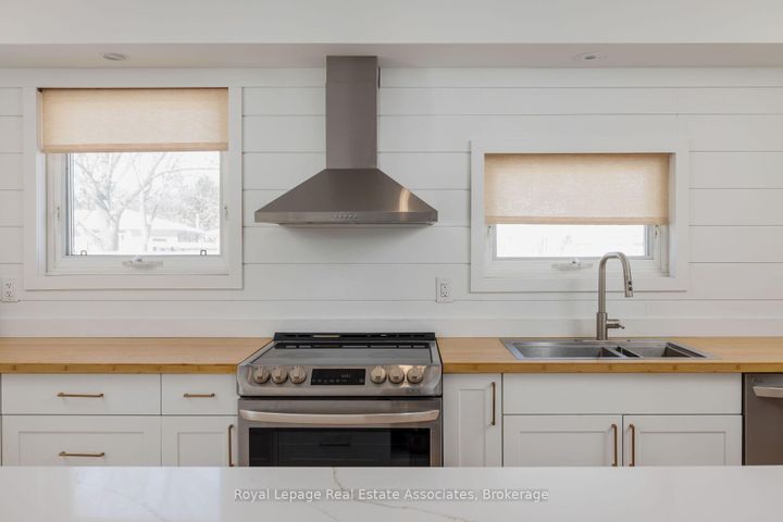 Photo 6 at 1898 Barsuda Drive, Clarkson, Mississauga