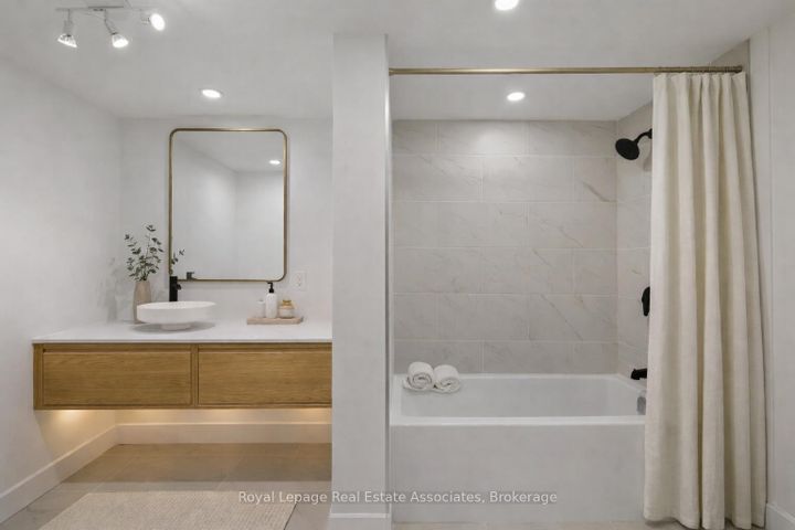 Photo 39 at 1898 Barsuda Drive, Clarkson, Mississauga