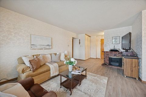 Photo 6 at 102 - 120 Elgin Street W, O'Neill, Oshawa