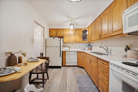 Photo 10 at 102 - 120 Elgin Street W, O'Neill, Oshawa