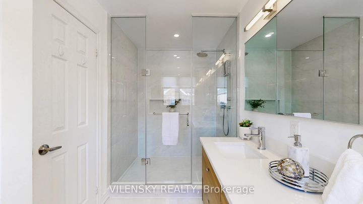 Photo 18 at 34 Elihof Drive, Patterson, Vaughan