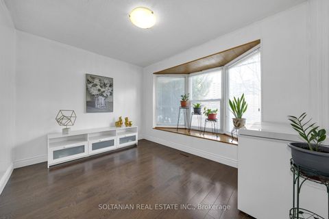 Photo 13 at 158 Hilda Avenue, Newtonbrook West, Toronto