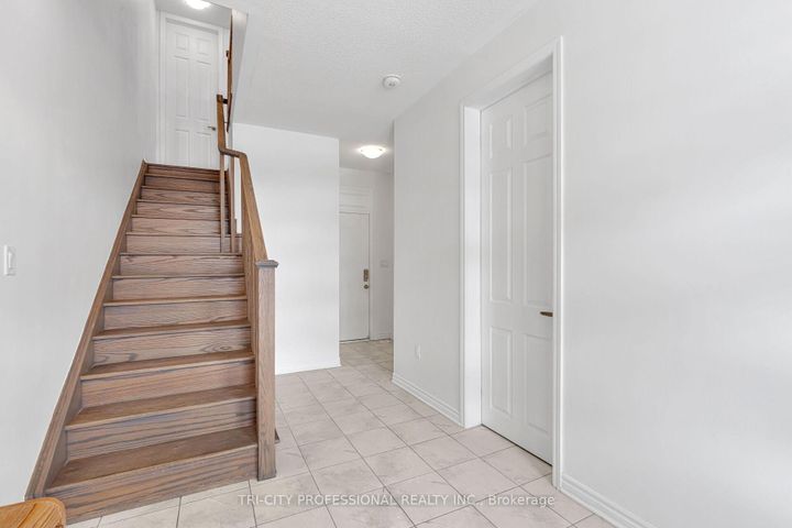 Photo 5 at 2 Summer Wind Lane, Northwest Brampton, Brampton