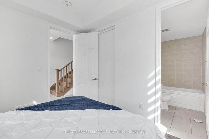 Photo 9 at 2 Summer Wind Lane, Northwest Brampton, Brampton