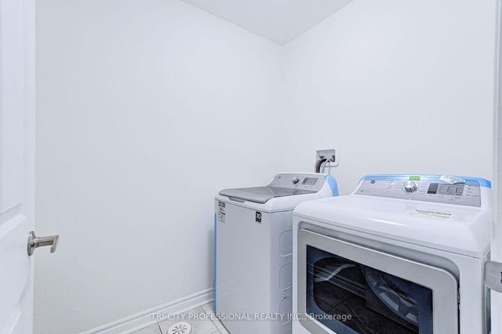 Photo 39 at 2 Summer Wind Lane, Northwest Brampton, Brampton