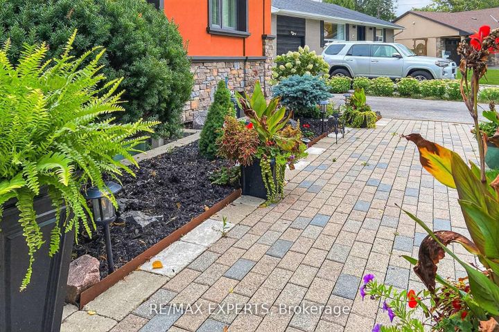 Photo 2 at 60 Suburban Drive, Streetsville, Mississauga