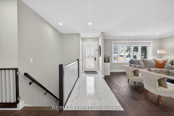 Photo 3 at 60 Suburban Drive, Streetsville, Mississauga