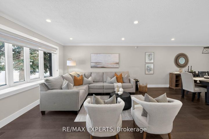 Photo 5 at 60 Suburban Drive, Streetsville, Mississauga