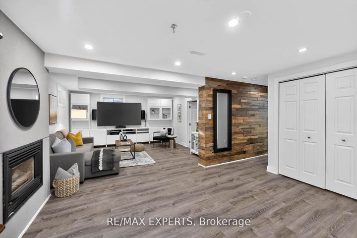 Photo 25 at 60 Suburban Drive, Streetsville, Mississauga