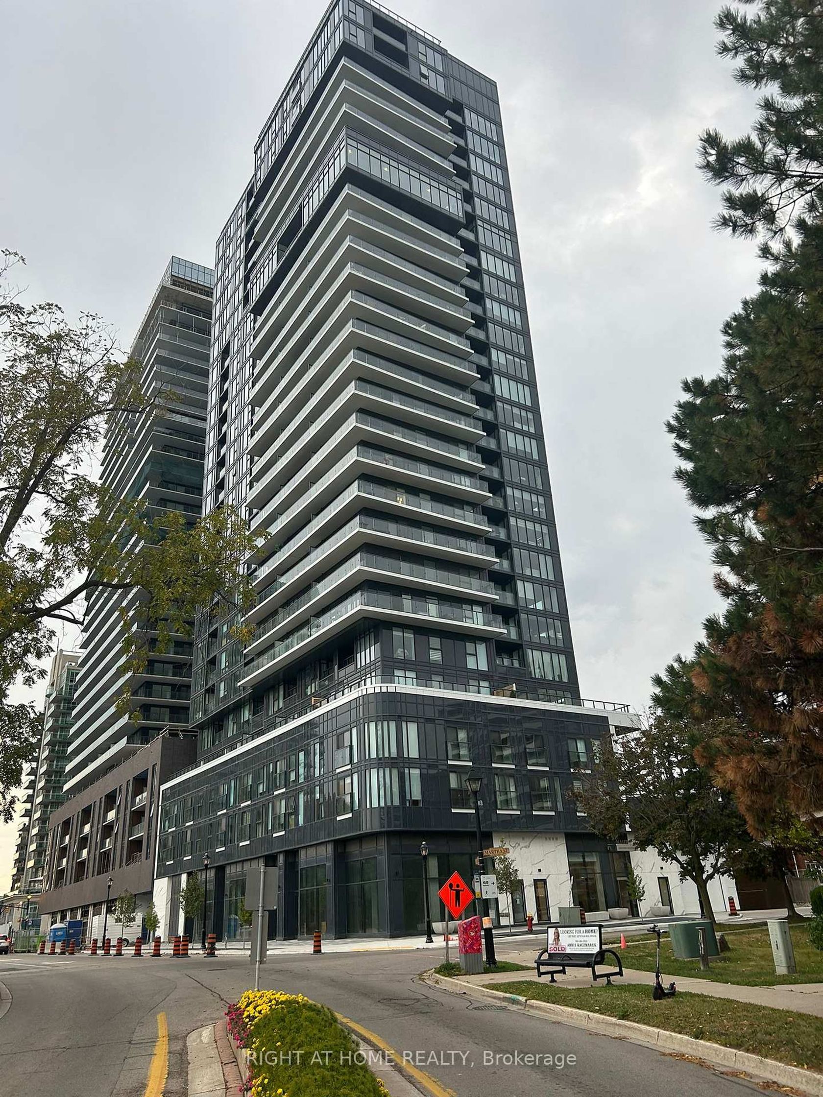 1902 - 370 Martha Street, Brant, Burlington 