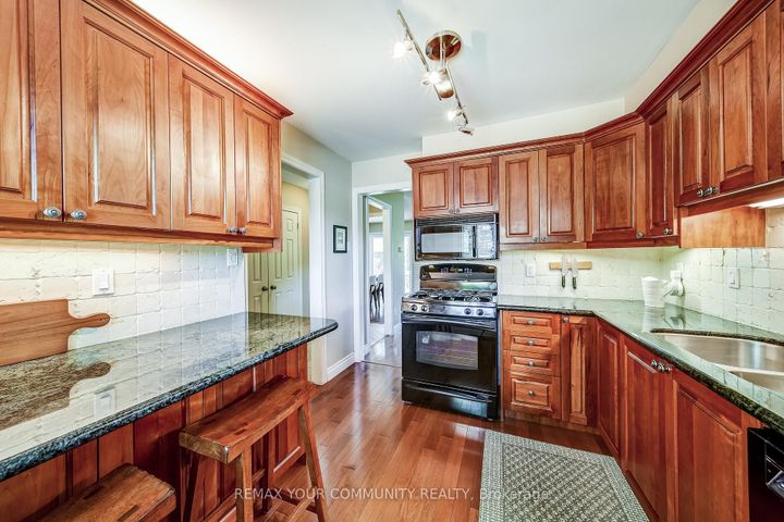 Photo 6 at 10 - 115 Avenue Road, North Richvale, Richmond Hill