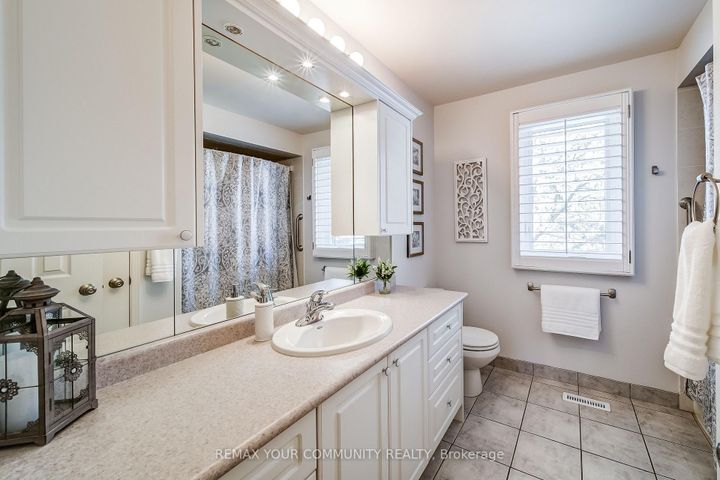 Photo 13 at 10 - 115 Avenue Road, North Richvale, Richmond Hill