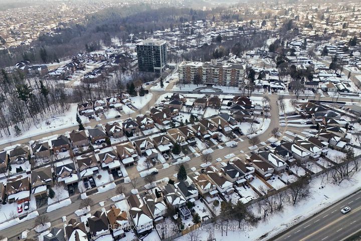 Photo 2 at 18 Russell Street, Georgetown, Halton Hills