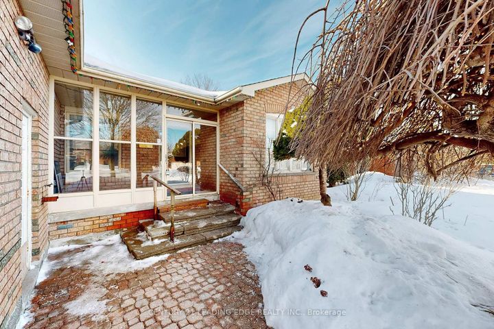 Photo 3 at 9 COATES Crescent, Oak Ridges Lake Wilcox, Richmond Hill