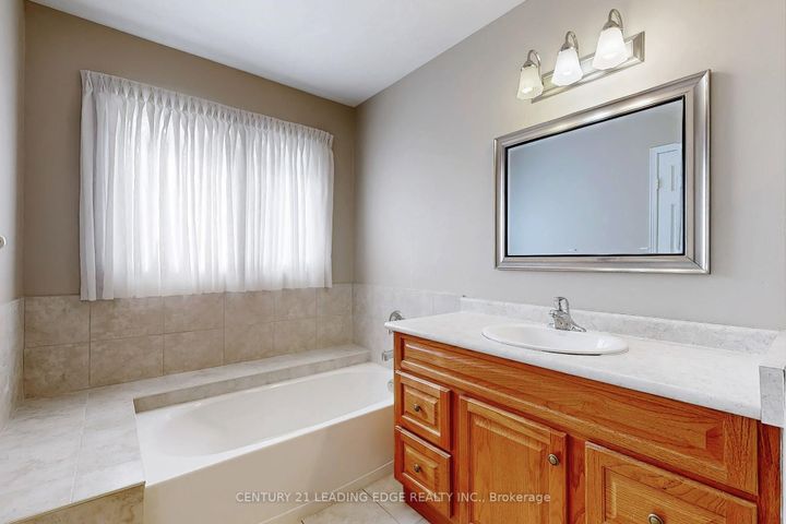 Photo 40 at 9 COATES Crescent, Oak Ridges Lake Wilcox, Richmond Hill