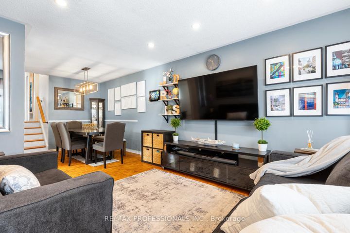 Photo 3 at 7656 Priory Crescent, Malton, Mississauga