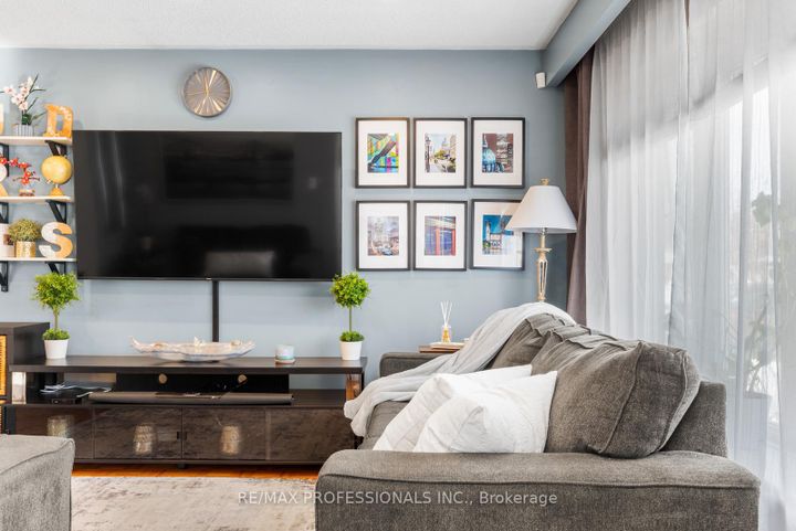 Photo 4 at 7656 Priory Crescent, Malton, Mississauga