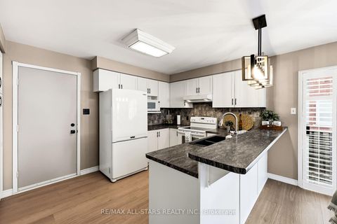 Photo 14 at 69 Matthewson Place, Brooklin, Whitby