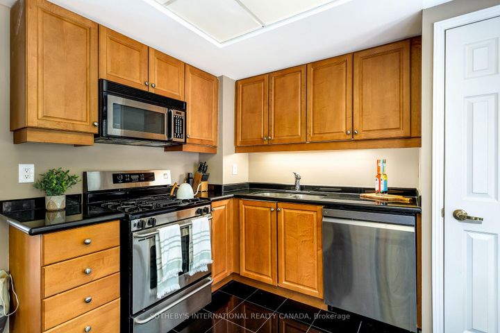 Photo 12 at 26 Tamarack Circle, The Westway, Toronto
