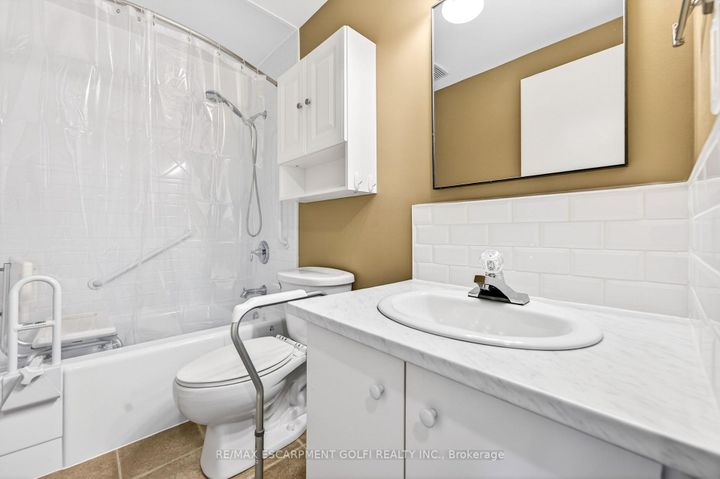 Photo 13 at 47 - 386 Highland Road W, Stoney Creek Mountain, Hamilton