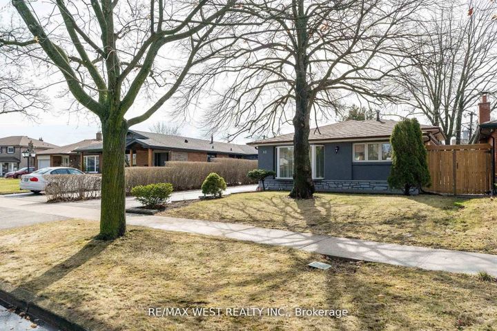 Photo 2 at 11 Farley Crescent, Richview, Toronto