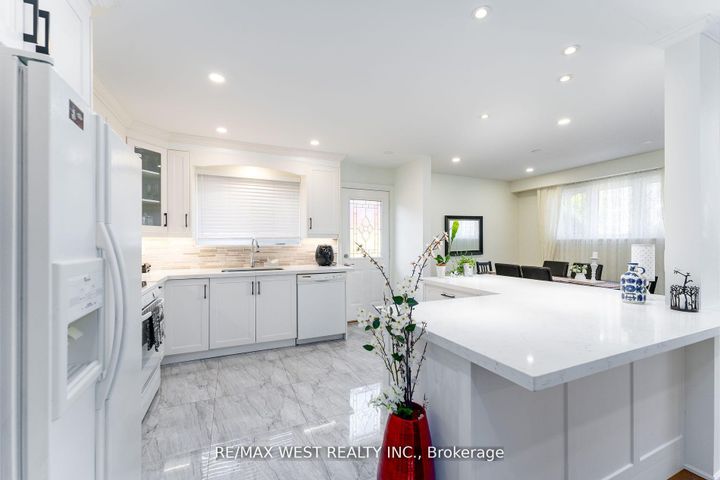 Photo 8 at 11 Farley Crescent, Richview, Toronto