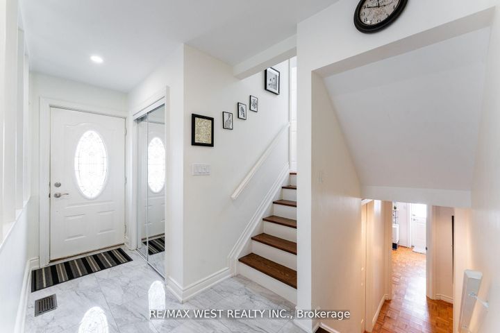 Photo 14 at 11 Farley Crescent, Richview, Toronto