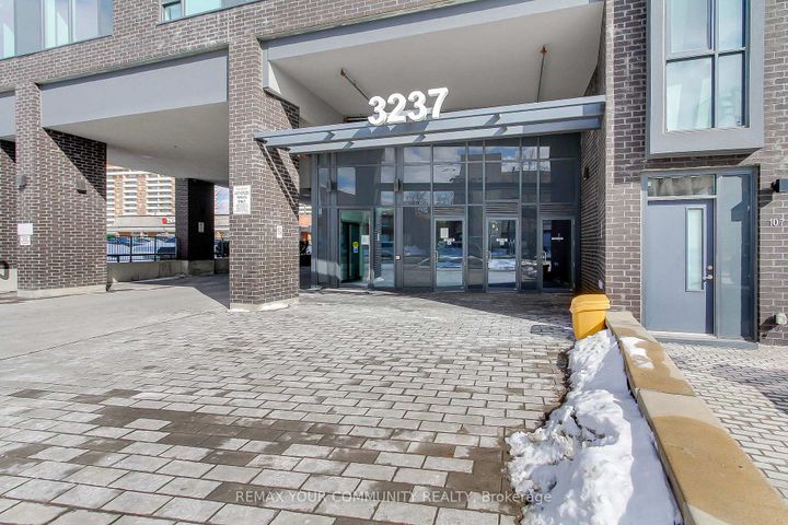 Photo 2 at 609 - 3237 Bayview Avenue, Steeles, Toronto