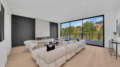 Photo 10 at 16 Deevale Road, CFB, Toronto