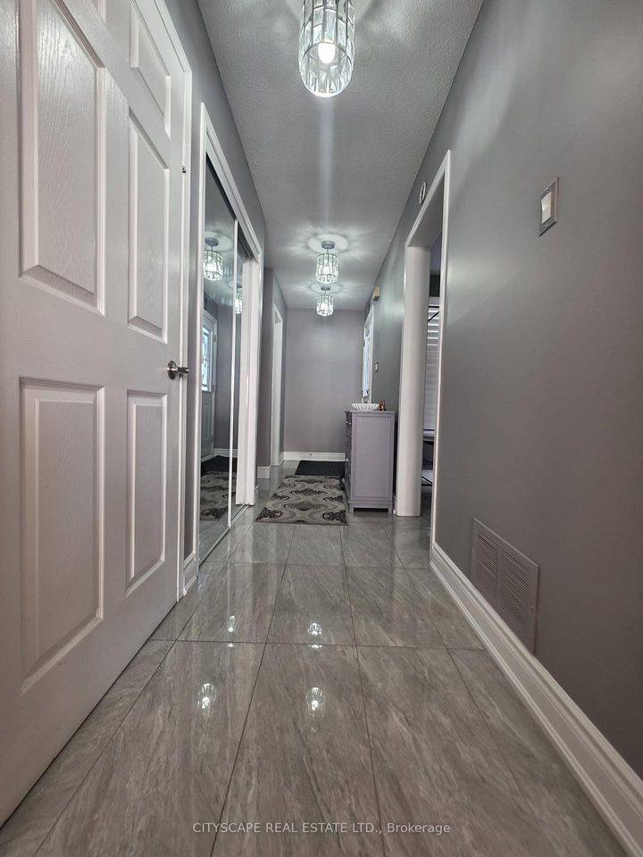 Photo 3 at 121 Tulip Drive, Fletcher's Creek South, Brampton