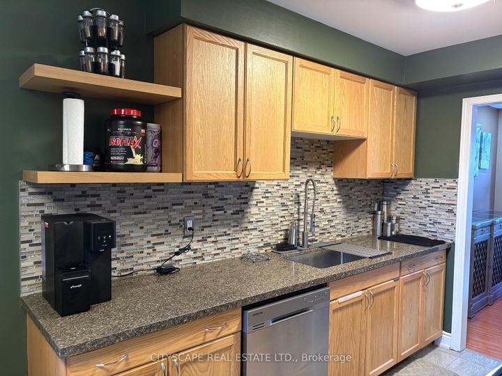 Photo 4 at 121 Tulip Drive, Fletcher's Creek South, Brampton