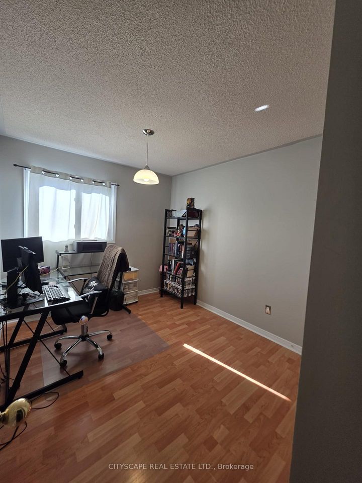 Photo 20 at 121 Tulip Drive, Fletcher's Creek South, Brampton