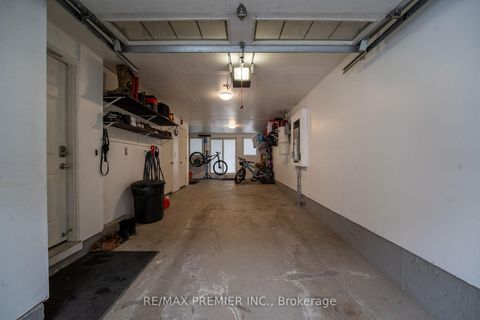 Photo 31 at 12 - 27 Powseland Crescent, West Woodbridge, Vaughan