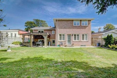 Photo 2 at 122 Verobeach Boulevard, Humbermede, Toronto
