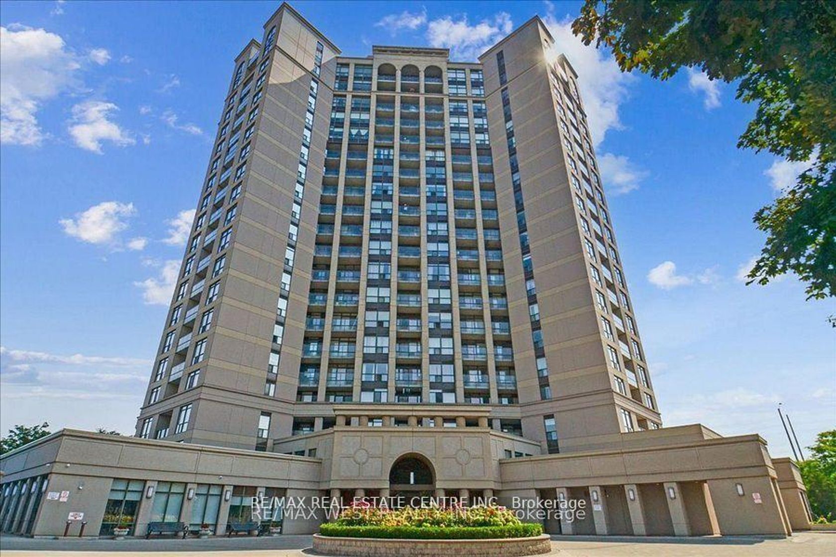 TH#111 - 220 Forum Drive, Hurontario, Mississauga 
