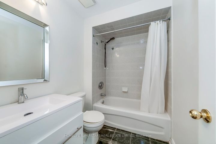 Photo 11 at 11 - 605 Shoreline Drive, Cooksville, Mississauga