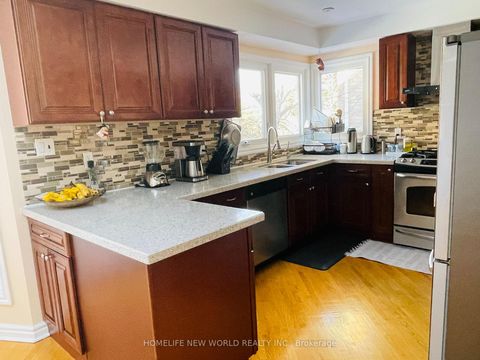 Photo 6 at 32 Halstead Drive, Unionville, Markham