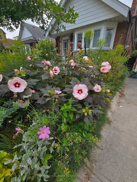 Photo 2 at 18 Fairside Avenue, East York, Toronto
