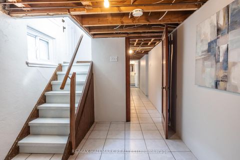 Photo 14 at 18 Fairside Avenue, East York, Toronto