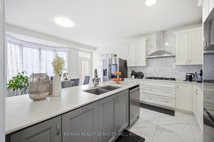 Photo 12 at 15 Farringdon Crescent, Northwest Brampton, Brampton