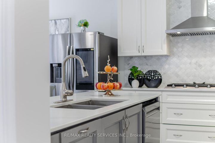 Photo 13 at 15 Farringdon Crescent, Northwest Brampton, Brampton