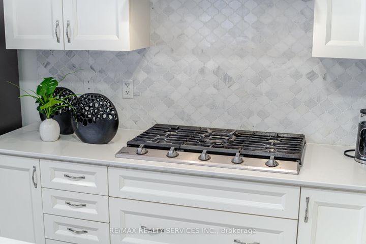 Photo 14 at 15 Farringdon Crescent, Northwest Brampton, Brampton