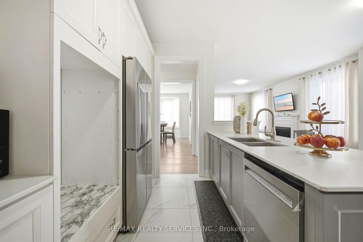 Photo 15 at 15 Farringdon Crescent, Northwest Brampton, Brampton