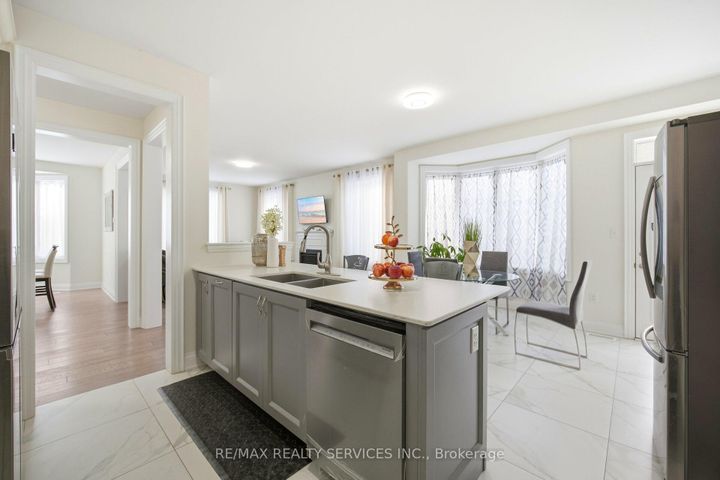 Photo 16 at 15 Farringdon Crescent, Northwest Brampton, Brampton