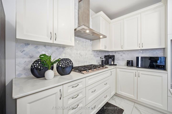 Photo 17 at 15 Farringdon Crescent, Northwest Brampton, Brampton