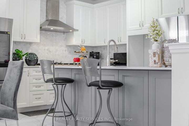 Photo 19 at 15 Farringdon Crescent, Northwest Brampton, Brampton